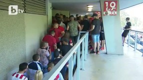 Огромни струпвания на фенове пред входовете на 