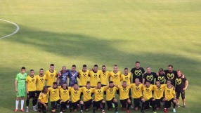 12 футболисти на 