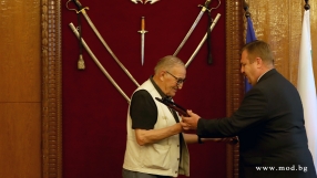 Министър Каракачанов награди Димитър Пенев за висок професионализъм 