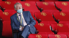 Феновете скочиха срещу сър Алекс заради... маска (СНИМКИ)