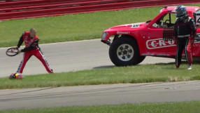 Комичен бой, волан-фризби и счупена каска (ВИДЕО)