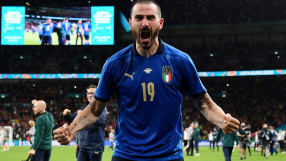 Къде тръгна? Стюард се опита да върне Бонучи в... публиката (ВИДЕО)