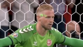 УЕФА разследва Англия заради опит за заслепяване на Каспер Шмайхел