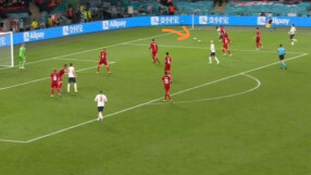 Вместо спиране на играта - дузпа за Англия