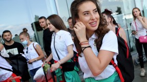 Катрин Тасева демонстрира гъвкавост в самолет (ВИДЕО)