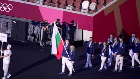 Грациите гледаха откриването пред телевизора, плувците се снимаха с идолите си 