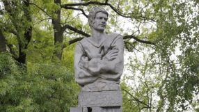 Паметникът на Георги Аспарухов вече има осветление