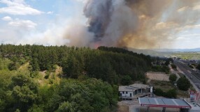 Голям пожар гори край Казанлък (СНИМКИ и ВИДЕО)