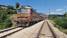 Товарен влак дерайлира в района на село Зверино (ВИДЕО И СНИМКИ)