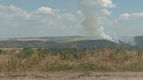 Пожар бушува край Полски Тръмбеш