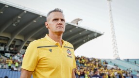 Валентич остава в 