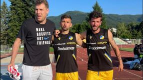 След трансфера в НБА: Везенков гледа футбол в Правец (СНИМКИ)