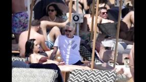 Свеж и на 73: Венгер с мистериозна брюнетка на плажа (ВИДЕО)