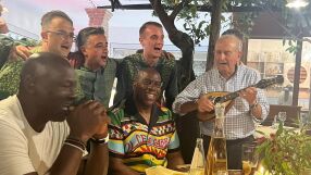 Майкъл Джордан и Меджик Джонсън пропяха на италиански (ВИДЕО)