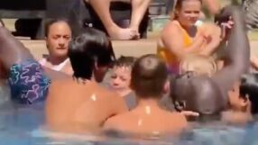 Деца спасяват Шак от удавяне (ВИДЕО)