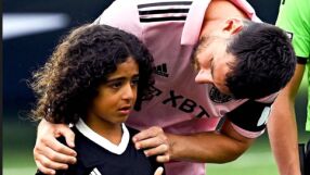 Моментът, в който Меси ти бърше сълзите (СНИМКИ+ВИДЕО)