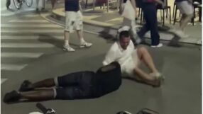 Защо винаги той? Пияният Балотели се въргаля на улицата (ВИДЕО)