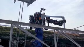 Япония представя огромен хуманоиден робот за поддръжка на влакови линии