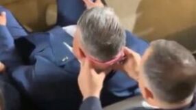 Потрес: Президентът на футболния съюз на Аржентина нае човек да му бърше потта (ВИДЕО)