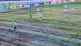 Спартак Варна се завърна в елита с успех на ужасен терен