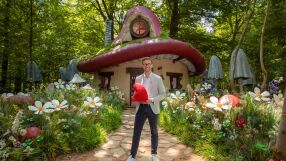 Вече можете да резервирате престой в къщата на Смърфовете през Airbnb