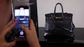 Продадоха първата чанта Hermès Birkin за рекордна сума на търг в Париж