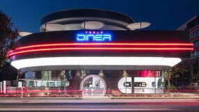 Ресторантът на Илън Мъск отвори врати: Колко ще ви струва вечеря в Tesla Diner?