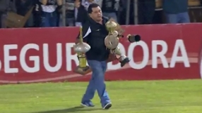 Фенове откраднаха трофеите на кръвния си враг, хвърляха ги по терена (ВИДЕО)