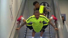 Дани Алвес измисли нов начин за слизане по ескалатор (ВИДЕО)