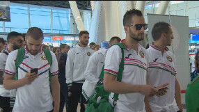 Националният ни отбор по футбол замина за Истанбул (ВИДЕО)