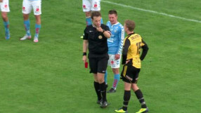 Футболист нарече противник “гей”, получи червен картон