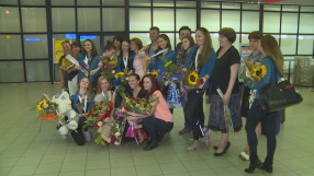 Сърдечно посрещане на гимнастичките ни (ВИДЕО)