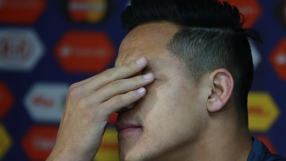 Алексис Санчес – привърженик на One Direction (ВИДЕО)