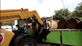 Как се сменя тревата на футболен стадион (ВИДЕО)