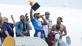 Десетки хиляди фенове посрещнаха Леброн Джеймс и Кавалиърс като царе 