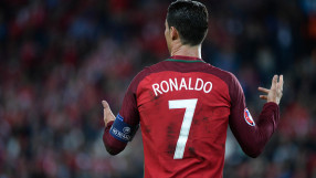 Кристиано хвърли микрофон на репортер в езеро (ВИДЕО) 