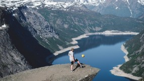 На ръба на смъртоносна скала в името на любимия отбор