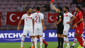 Дженк Тосун получи директен червен картон заради жеста на Каранга (ВИДЕО)