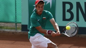 След счупена ракета и куп пробиви Адриан Андреев е в следващия кръг на 