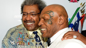 Майк Тайсън лисна чаша вода по Дон Кинг (ВИДЕО)