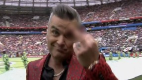 Роби Уилямс откри Мондиала с неприличен жест (СНИМКА)