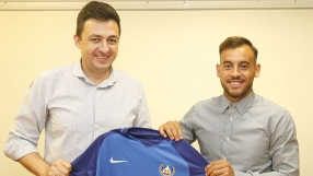 Втори чужденец акостира на 