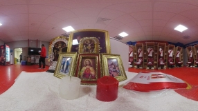 Олтари, икони, спомени - какво крият футболистите в съблекалните