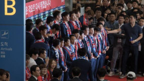 Нападнаха с яйца и възглавници южнокорейските футболисти (ВИДЕО)