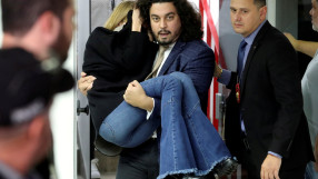 След 6 часа разпит: Моделът на Неймар припадна (ВИДЕО)