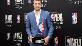 Арестуваха фен, хвърлил чаша по Лука Дончич (ВИДЕО)