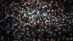 В Нидерландия пускат фенове от септември, но със забрана да пеят