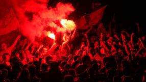 Бял прах върху полицейска шапка и фенове на 