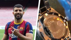 На сбогуване: Агуеро подари на служители на 