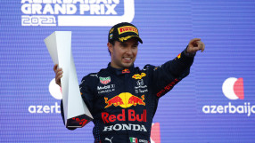 Перес триумфира в Баку след спукана гума на Верстапен и грешка на Хамилтън